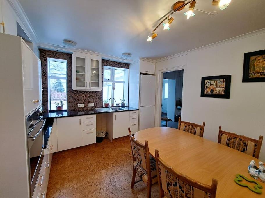 Spacious Apartment -Top Location Akureyri Buitenkant foto